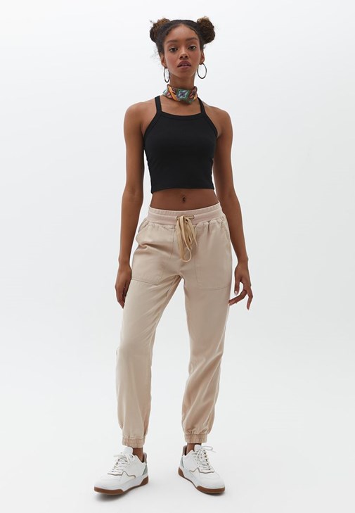 Askılı Crop Atlet ve Jogger Pantolon Kombini