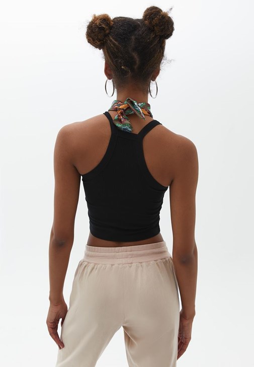 Askılı Crop Atlet ve Jogger Pantolon Kombini