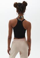 Askılı Crop Atlet ve Jogger Pantolon Kombini
