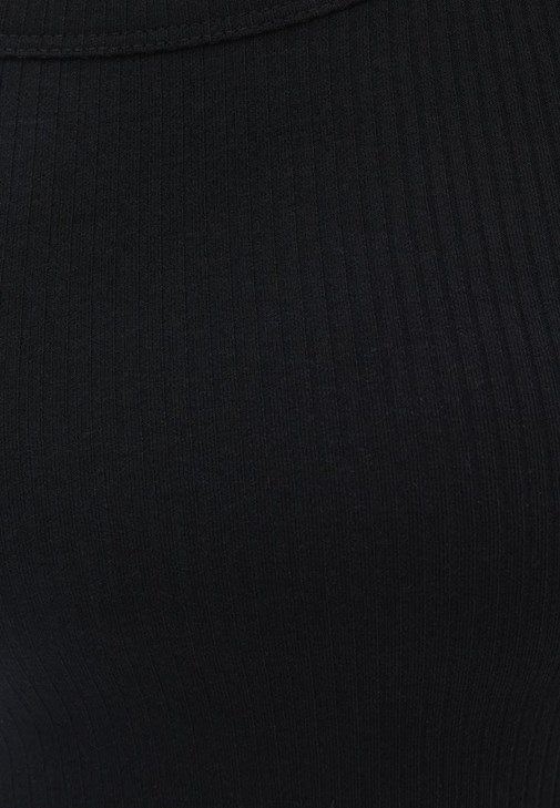 Askılı Crop Atlet ve Jogger Pantolon Kombini