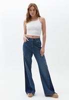 Askılı Crop Atlet ve Denim Pantolon Kombini
