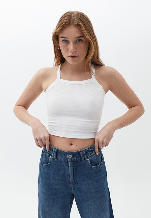 Askılı Crop Atlet ve Denim Pantolon Kombini