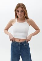 Askılı Crop Atlet ve Denim Pantolon Kombini