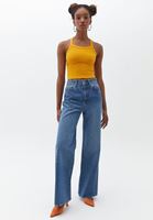 Askılı Crop Atlet ve Pamuklu Denim Pantolon Kombini