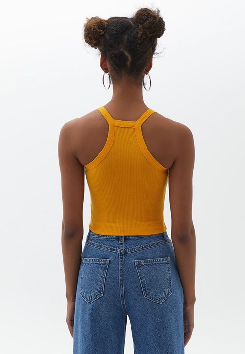 Askılı Crop Atlet ve Pamuklu Denim Pantolon Kombini