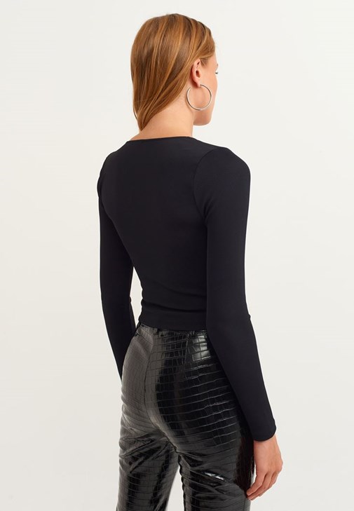 Asimetrik Yaka Bluz ve Crocodile Pantolon Kombini