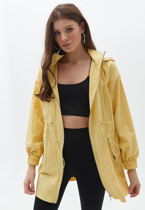 Sarı Kapüşonlu Cep Detaylı Yağmurluk