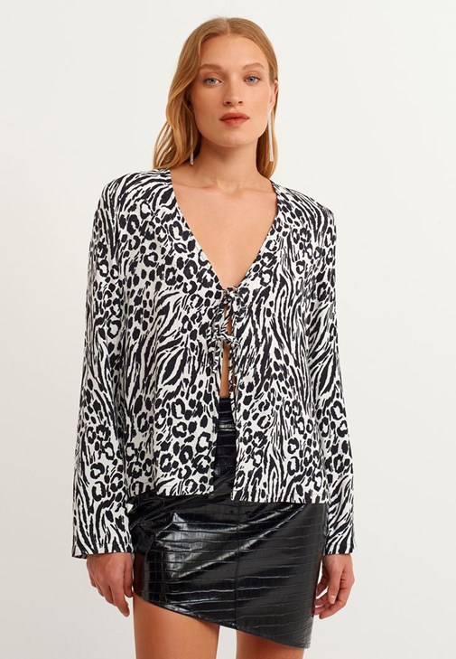  Çok Renkli Bağlamalı Bluz ve Vegan Deri Çizme Kombini