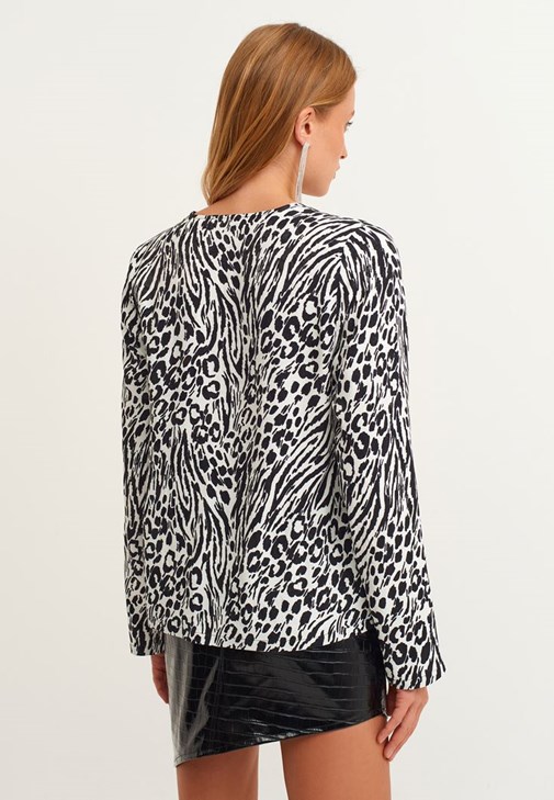  Çok Renkli Bağlamalı Bluz ve Vegan Deri Çizme Kombini