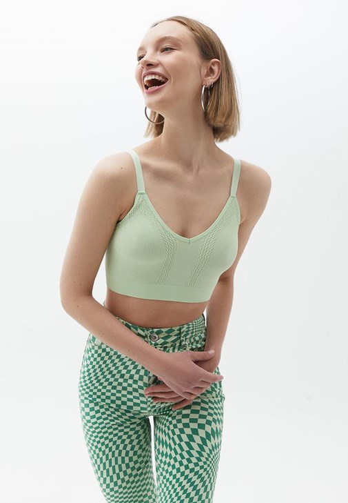 Dikişsiz Bralet ve Straight-Fit Pantolon Kombini