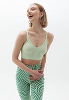 Dikişsiz Bralet ve Straight-Fit Pantolon Kombini