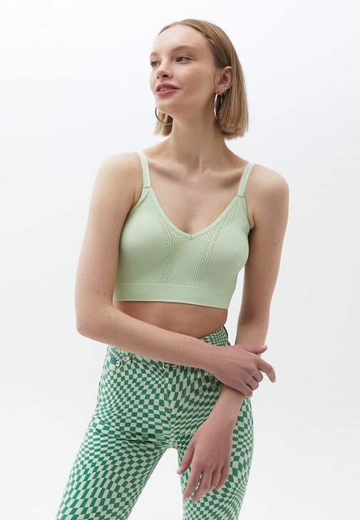 Dikişsiz Bralet ve Straight-Fit Pantolon Kombini