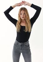 Bayan Siyah Çıtçıtlı Kare Yaka Tişört