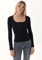 Bayan Siyah Çıtçıtlı Kare Yaka Tişört