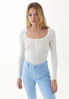 Bayan Krem Çıtçıtlı Kare Yaka Tişört