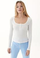 Bayan Krem Çıtçıtlı Kare Yaka Tişört