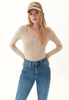 Bayan Bej Çıtçıtlı Kare Yaka Tişört