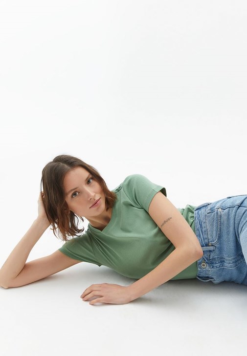 Sıfır Yaka Tişört ve Pantolon Kombini