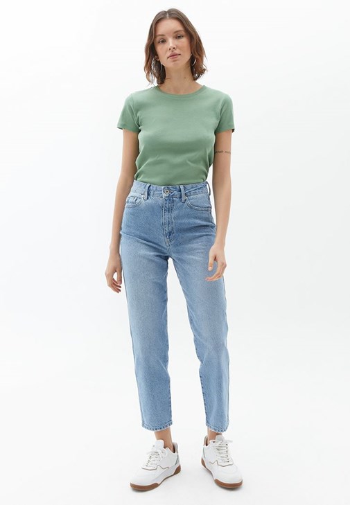 Sıfır Yaka Tişört ve Pantolon Kombini