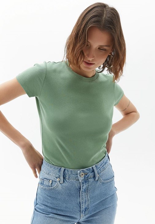 Sıfır Yaka Tişört ve Pantolon Kombini