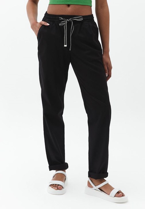 Beli Lastikli Pantolon ve Crop Atlet Kombini