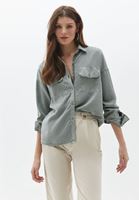 Bayan Yeşil Cepli Loose-Fit Gömlek ( TENCEL™ )