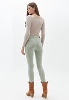 Cut-Out Detaylı Triko Kazak ve Pantolon Kombini