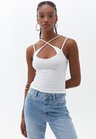 Biyeli Atlet ve Denim Pantolon Kombini