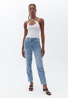 Biyeli Atlet ve Denim Pantolon Kombini