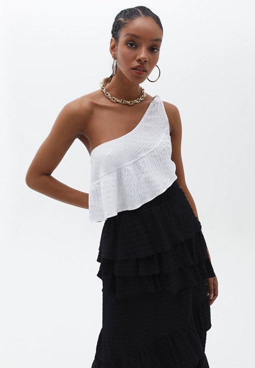 Wide-Leg Pantolon ve Fırfırlı Bluz Kombini