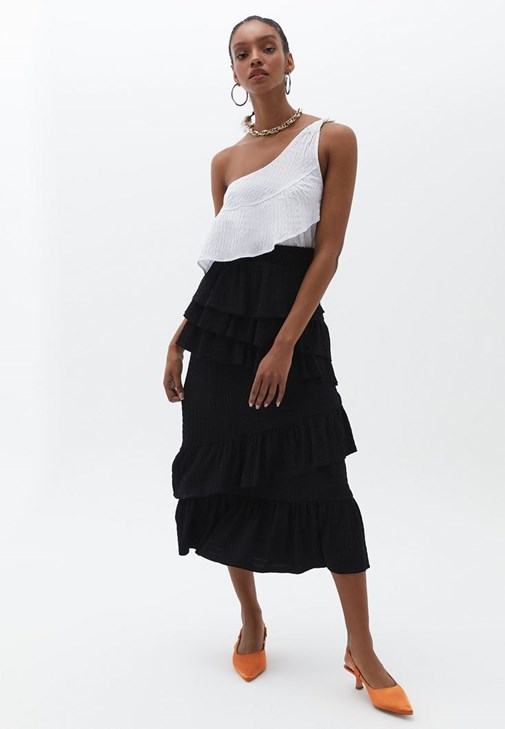 Wide-Leg Pantolon ve Fırfırlı Bluz Kombini