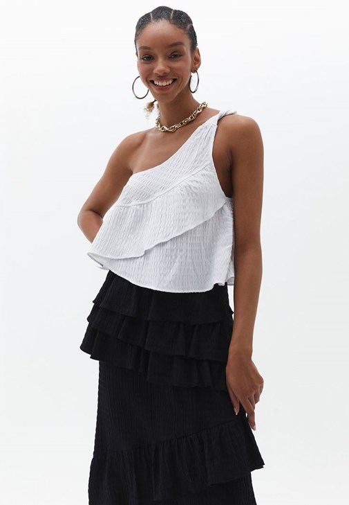 Wide-Leg Pantolon ve Fırfırlı Bluz Kombini