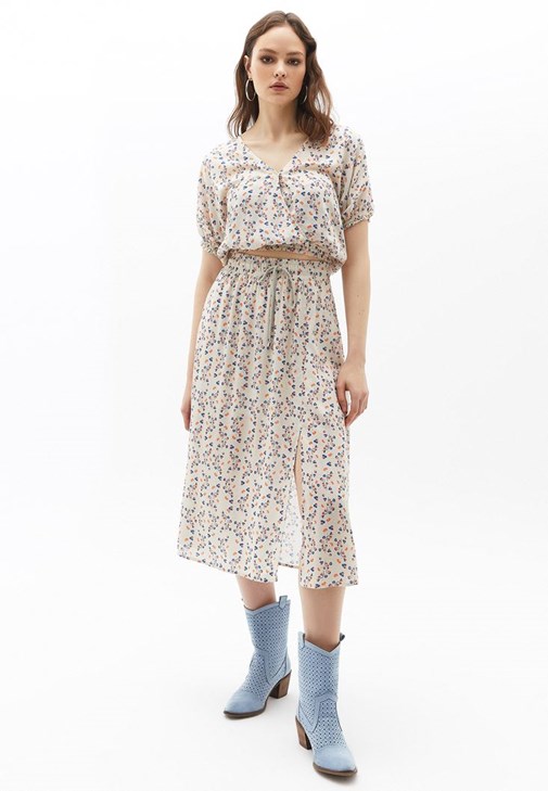 Desenli Bluz ve Yırtmaçlı etek