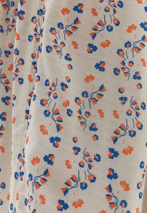 Desenli Bluz ve Yırtmaçlı etek