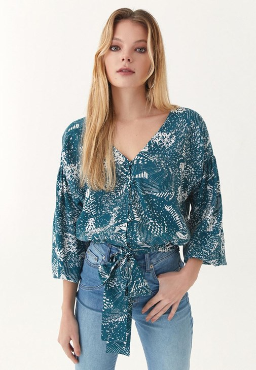 Beli Bağlamalı Bluz ve Denim Pantolon Kombini