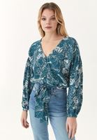 Beli Bağlamalı Bluz ve Denim Pantolon Kombini