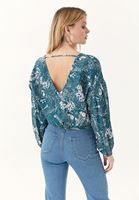 Beli Bağlamalı Bluz ve Denim Pantolon Kombini