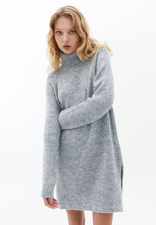 Triko Elbise ve Çizme Kombini