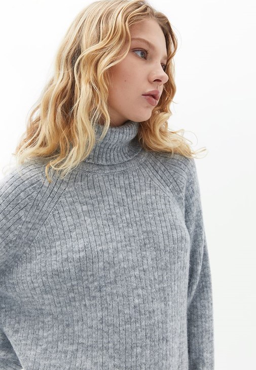 Triko Elbise ve Çizme Kombini