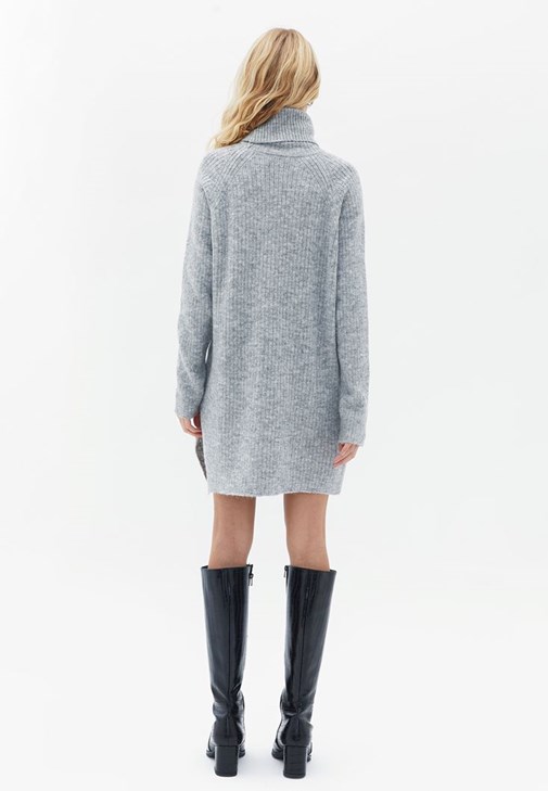 Triko Elbise ve Çizme Kombini