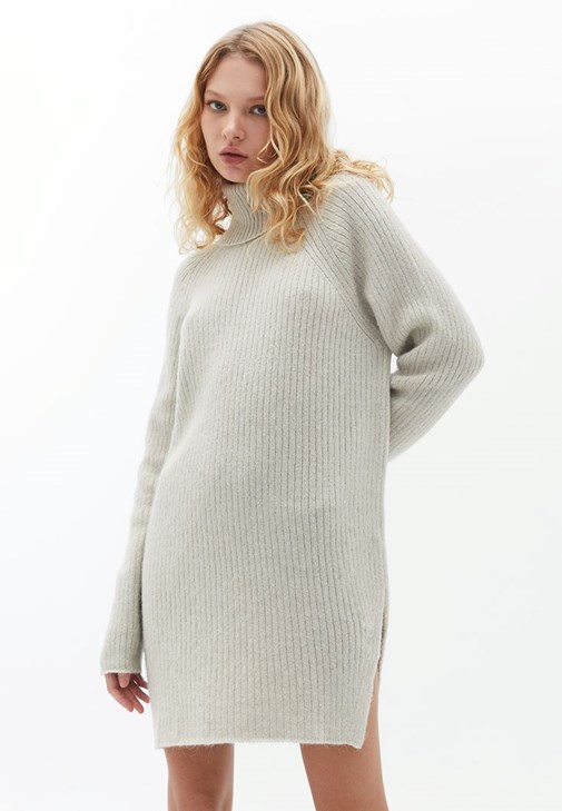 Yüksek Yaka Elbise ve Çizme Kombini