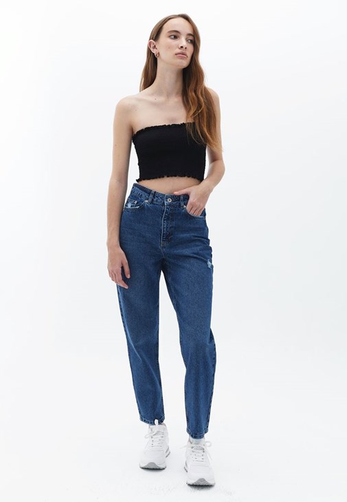 Nakışlı Kazak ve Denim Pantolon Kombini