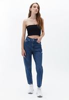 Nakışlı Kazak ve Denim Pantolon Kombini