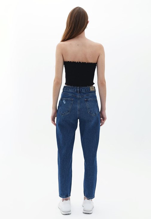 Nakışlı Kazak ve Denim Pantolon Kombini