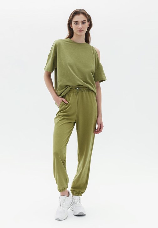 Cut-Out Detaylı Tişört ve Yumuşak Dokulu Pantolon Kombini