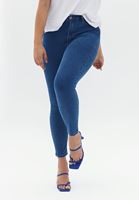 Curvy Denim Pantolon ve Uzun Kollu Tişört Kombini