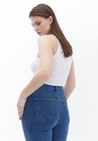 Curvy Denim Pantolon ve Uzun Kollu Tişört Kombini