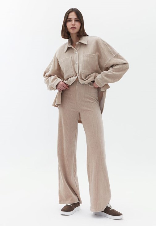 Gömlek ve Kadife Pantolon Kombini