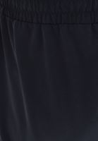 Jogger Pantolon ve Kare Yaka Tişört Kombini