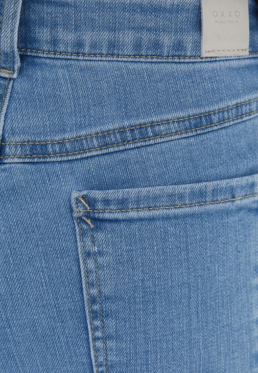 Modal Tiişört ve Denim Pantolon Kombini
